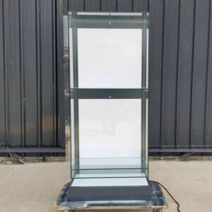 黑色双层玻璃展示柜。