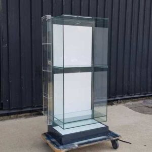 黑色双层玻璃展示柜。