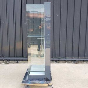 黑色双层玻璃展示柜。