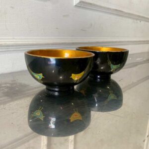 一套日式塑料汤碗，颜色有黑色、红色和黑/金色，饰有大理石纹和手绘鸟类图案。