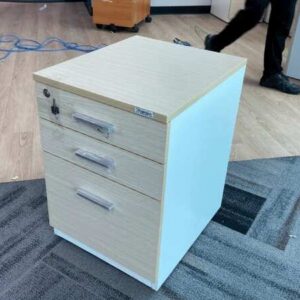 带 3 个抽屉的移动柜，奶油色
