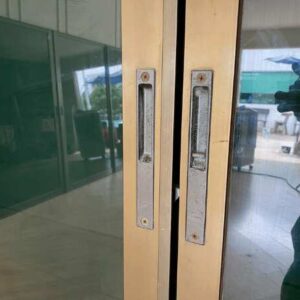 带固定面板的滑动玻璃门