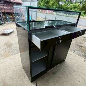 带LED照明的黑色玻璃展示柜