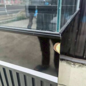 带LED照明的黑色玻璃展示柜