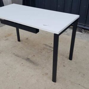 白色中密度纤维板桌面，黑色钢制桌腿的工作台。