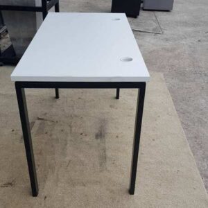 白色中密度纤维板桌面，黑色钢制桌腿的工作台。