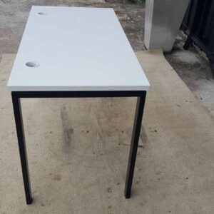 白色中密度纤维板桌面，黑色钢制桌腿的工作台。
