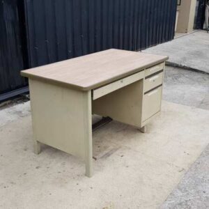 TAIYO品牌米白色钢制书桌，带3个抽屉和木质桌面。