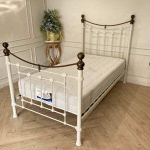 3.5 英尺床，钢架，带 3.5 英尺床垫，PICASSO COMFORT 品牌，FLEX 型号。_XKQBT2LJRC