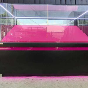 商用玻璃展示柜｜阶梯式展示层架，粉黑配色，内置 LED 灯光 整体尺寸