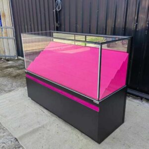 商用玻璃展示柜｜阶梯式展示层架，粉黑配色，内置 LED 灯光 整体尺寸