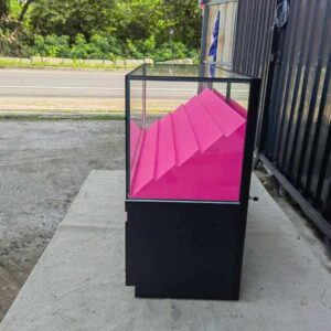 商用玻璃展示柜｜阶梯式展示层架，粉黑配色，内置 LED 灯光 整体尺寸
