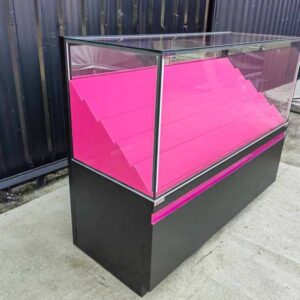 商用玻璃展示柜｜阶梯式展示层架，粉黑配色，内置 LED 灯光 整体尺寸