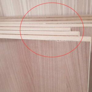 工作台，棕色木质桌面，灰色钢制桌腿。