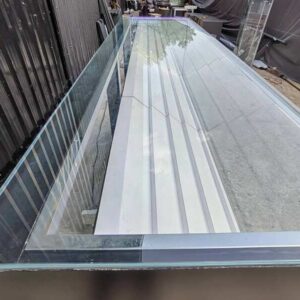 210厘米红黑色LED玻璃展示柜台，配白色阶梯式展示架及后方储物格