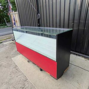 210厘米红黑色LED玻璃展示柜台，配白色阶梯式展示架及后方储物格