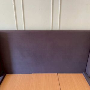 5英尺床，S.B. FURNITURE品牌，深灰色。