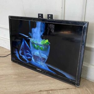 三星电视 24 英寸，壁挂式，型号 UA24H4003_Z4TL58YZTS