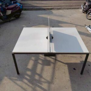 白色钢腿双人座小组工作站，带隔板，Rockworth 品牌。(1)
