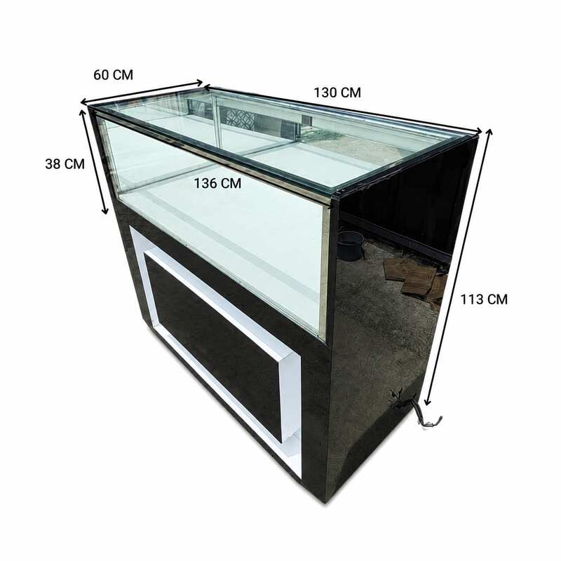 黑色玻璃展示柜,配有2扇柜门、2个抽屉和1个储物格。