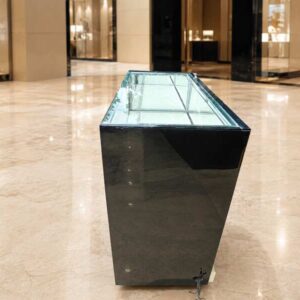 黑色玻璃展示柜,配有2扇柜门、2个抽屉和1个储物格。