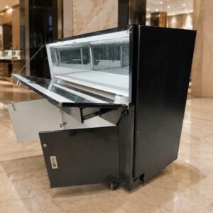 黑色玻璃展示柜,配有2扇柜门、2个抽屉和1个储物格。
