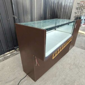 棕色玻璃展示柜，包含2个带铰链门的隔层、2个抽屉和1个储物格（无钥匙；所有隔层均可正常开启使用）。