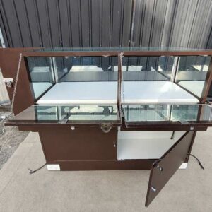 棕色玻璃展示柜，包含2个带铰链门的隔层、2个抽屉和1个储物格（无钥匙；所有隔层均可正常开启使用）。