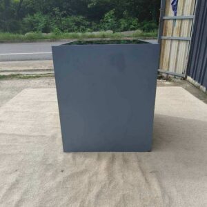 顶部及四周（前后）均配有玻璃面板的展示柜。