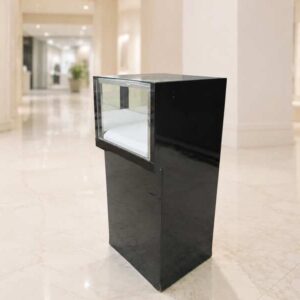 黑色玻璃展示柜，配有1扇平开门、1个抽屉和1个储物格。