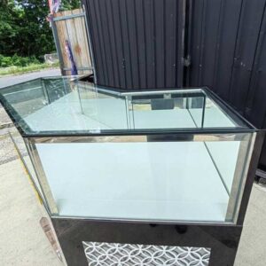 黑色玻璃展示柜，配有3扇铰链门、3个抽屉及3个储物格。