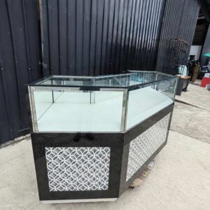黑色玻璃展示柜，配有3扇铰链门、3个抽屉及3个储物格。