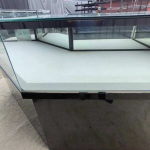 黑色玻璃展示柜，配有2扇柜门、4个抽屉及2个储物格。