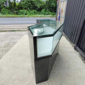 黑色玻璃展示柜，配有2扇柜门、4个抽屉及2个储物格。