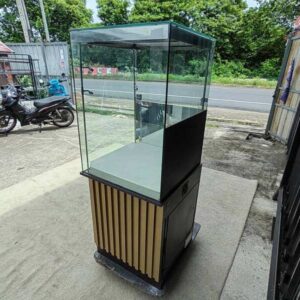 高款方形展示柜，带有一个储物格