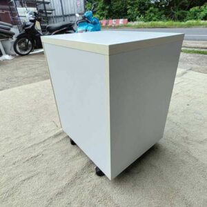 白色 3 抽屜移動單元，有輪子。
