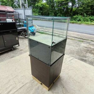 高款三角形玻璃展示柜