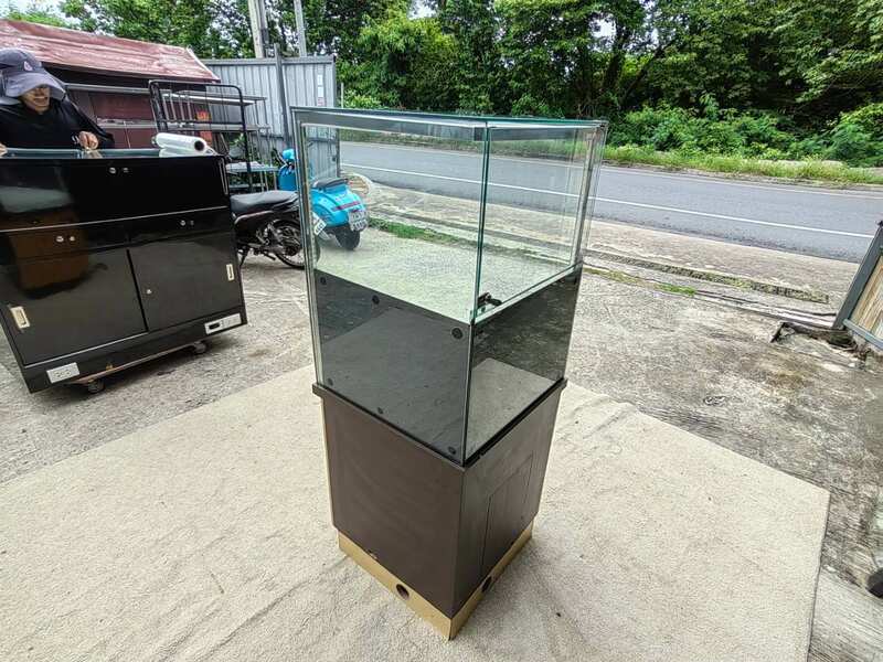 高款三角形玻璃展示柜