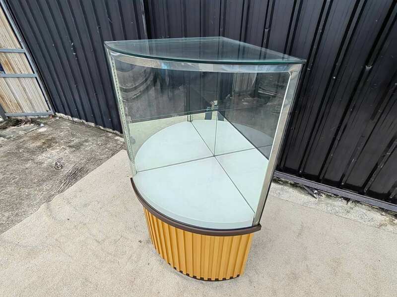 高款三角形玻璃展示柜