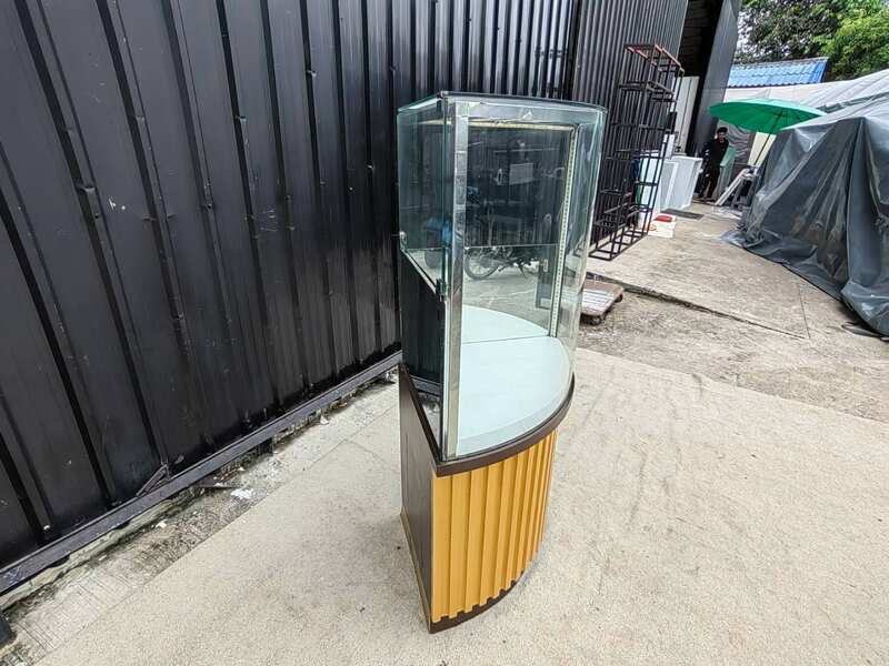 高款三角形玻璃展示柜