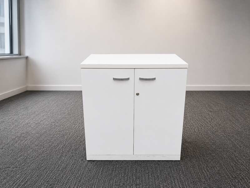 白色 3 抽屜移動單元，有輪子。