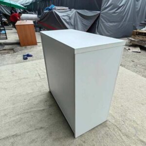 白色 3 抽屜移動單元，有輪子。
