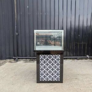 高款玻璃展示柜，设有一个储物格；无抽屉。