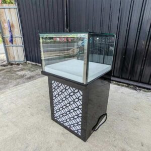 高款玻璃展示柜，设有一个储物格；无抽屉。