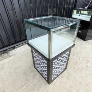 高款玻璃展示柜，设有一个储物格；无抽屉。