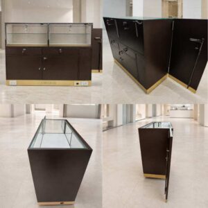 棕色玻璃展示柜，配有2扇柜门、2个抽屉和3个储物格。