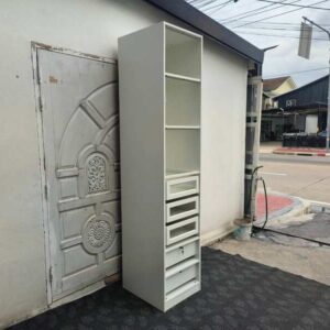 IKEA PAX 白色高柜，配备层板、玻璃抽屉及 LED 照明