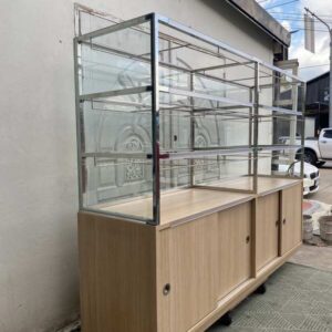 玻璃置物架和滑動門儲物櫃。 (1)