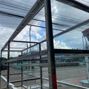 玻璃置物架和滑動門儲物櫃。 (1)
