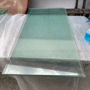 玻璃置物架和滑動門儲物櫃。 (1)